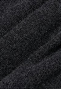 Ciemnoszara wełniana tkanina o miękkiej, teksturowanej powierzchni, z lekko puszystym wyglądem, złożona w warstwowe fałdy.