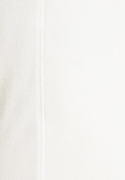 Vitt bomullstyg med en slät textur, med en vertikal söm som löper längs mitten, minimalistisk design utan ytterligare detaljer.