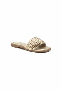 Sandali a scivolo intrecciati in oro con una fascia larga che presenta una grande fibbia rettangolare. Suola piatta con una texture liscia.