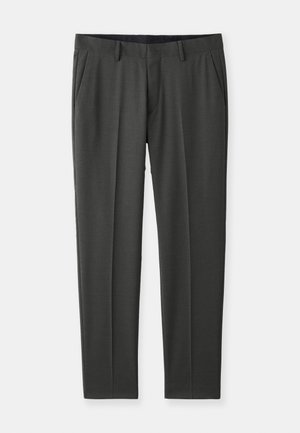 Pantalones de vestir grises con una textura suave, que presentan pliegues, dos bolsillos frontales y un ajuste entallado. Confeccionados en una tela ligera.