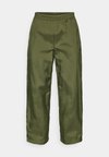SPORT CLASSIC PANT - Spodnji deli trenirk - cargo khaki/black