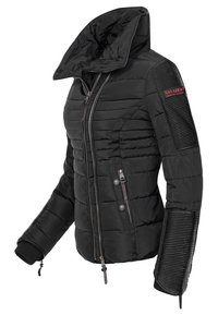 Giacca nera imbottita con colletto alto, pannelli texturizzati a coste sulle maniche, zip frontale e tasche laterali con zip, etichettata "Navahoo."