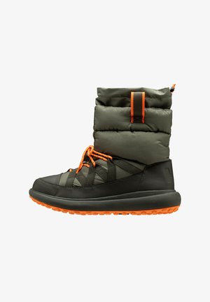 La botte présente une tige rembourrée vert foncé avec une sangle orange en accent. Section inférieure noire avec semelle en caoutchouc et grip texturé. Lacets pour un ajustement sécurisé.