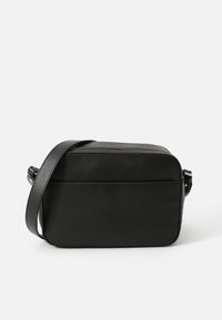 Borsa a tracolla nera in pelle con finitura testurizzata, forma rettangolare, chiusura con zip e tracolla regolabile per opzioni di trasporto versatili.