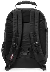 Mochila negra con tirantes acolchados, acentos de malla y un exterior de tela gris. Cuenta con hebillas ajustables y un asa texturizada.