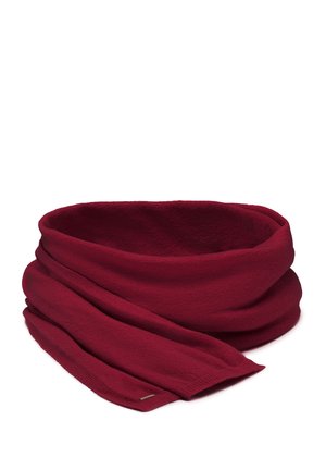 Sciarpa rossa con una texture liscia, forma ampia e design a strati. Presenta una leggera lucentezza e un piccolo tag metallico decorativo.