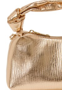 Metallic guld håndtaske med en tekstureret, krøllet overflade og et snoet håndtag. Lynlås lukning med detaljer i guld.