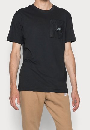 Schwarzes T-Shirt aus Baumwolle mit Rundhalsausschnitt und kurzen Ärmeln, versehen mit einer Reißverschlusstasche und einem kleinen Logopatch auf der Brust.