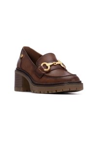 Mocasines de cuero marrón con tacón y punta redonda, que presentan un acento de cadena en tono dorado y una suela de goma texturizada, proporcionando estabilidad y agarre.