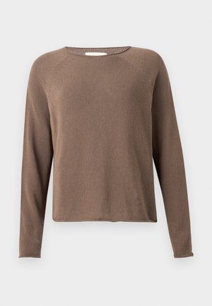 Brun langermet strikkegenser med rund hals og rett kant på en ensfarget lys bakgrunn.