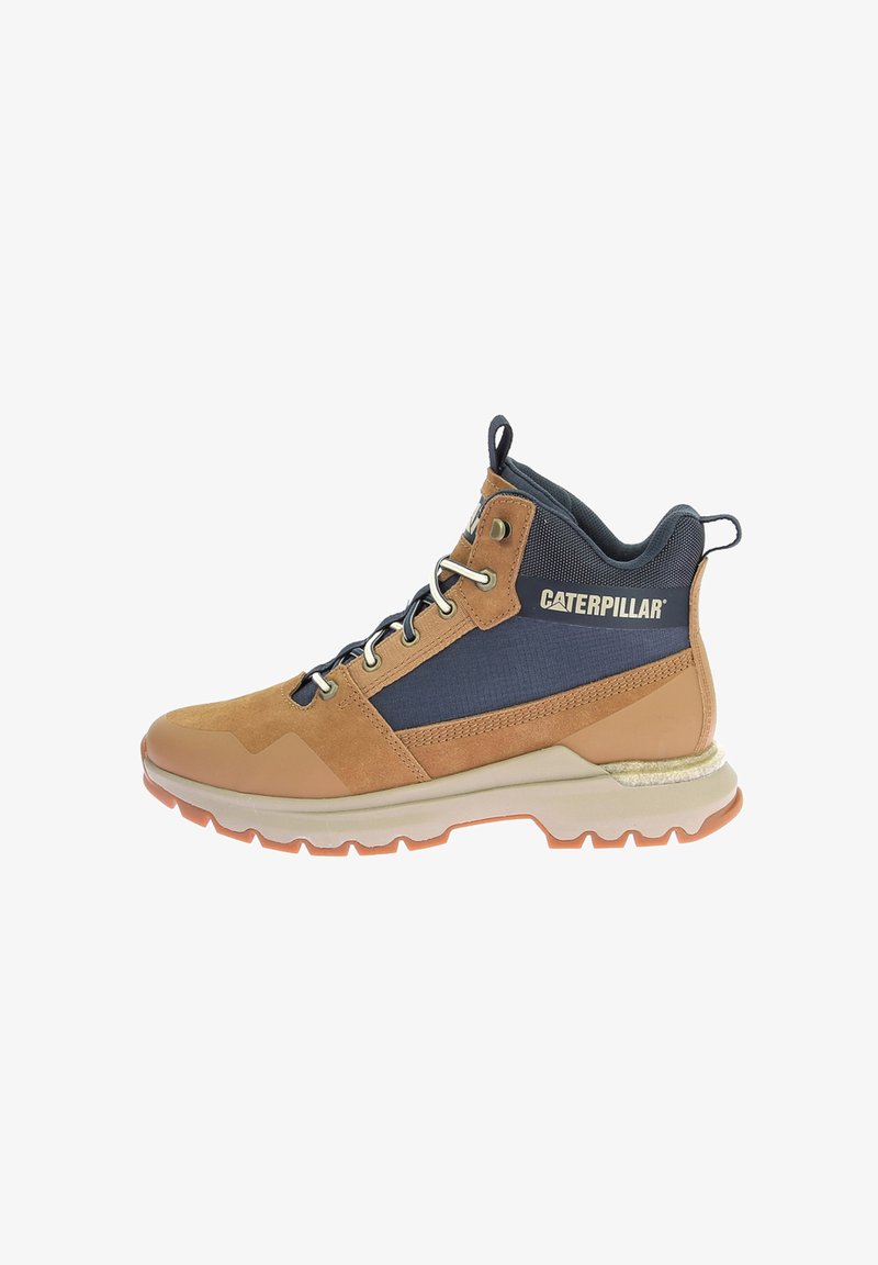 Braune und marinefarbene Wanderschuhe aus Wildleder und Textilmaterialien, mit Schnürverschluss, gepolstertem Kragen und strukturiertem Gummisohle mit orangen Akzenten.