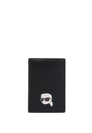 Portefeuille en cuir noir présentant un graphique d'une tête avec des lunettes de soleil. Texture lisse avec un design plié et sans matériel visible.