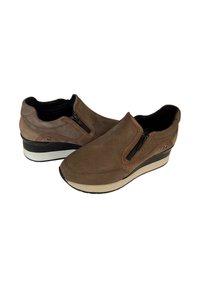 Scarpe slip-on in suede marrone con cerniere laterali, suola intermedia bianca a contrasto e suola nera. Presentano una punta arrotondata e un collare imbottito.