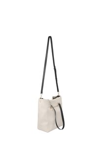 Borsa a spalla in pelle grigia chiara con forma strutturata, tracolla nera regolabile, tasca frontale con cerniera e dettagli in hardware color oro.
