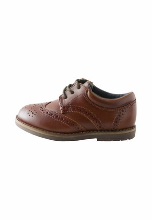 Brauner Leder-Brogue-Schuh mit perforierten dekorativen Mustern, Schnürverschluss und niedrigem Absatz, seitlich auf weißem Hintergrund gezeigt.