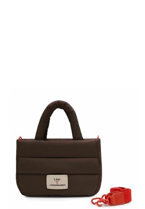 Sac à main matelassé marron avec double poignée, forme rectangulaire, une étiquette avant, et une bandoulière amovible rouge non bouclée à côté.