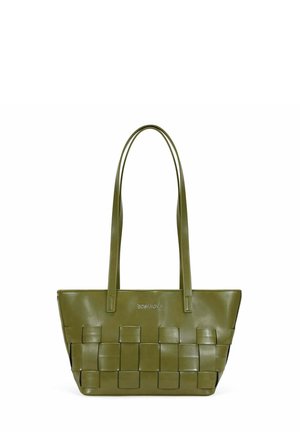 Bolso tote verde oliva con panel frontal tejido, dos asas largas y logo de la marca en plata en la sección superior lisa.