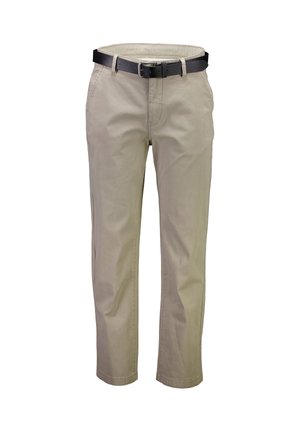 Pantalones casuales beige con bolsillos delanteros y trabillas para cinturón, combinados con un cinturón de cuero negro, exhibidos sobre un fondo blanco.