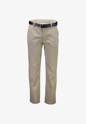 Pantalones casuales beige con bolsillos delanteros y trabillas para cinturón, combinados con un cinturón de cuero negro, exhibidos sobre un fondo blanco.