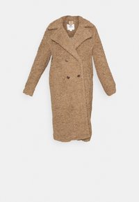 Lungo cappotto teddy marrone con ampi risvolti, chiusura doppiopetto con bottoni e tessuto in pile testurizzato.