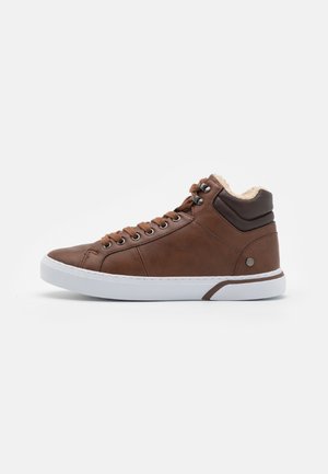 Bruine leren hoge sneaker met witte zool, metalen veteroogjes, gewatteerde enkelkraag en zachte beige voering.
