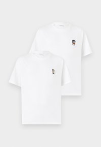 Hvite bomulls t-skjorter med korte ermer. Den ene har en liten brodert iskopp, den andre en kaffekopp. Enkelt, klassisk design.