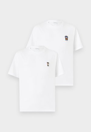 T-shirts blancs en coton à manches courtes. L'un présente une petite tasse de glace brodée, l'autre une tasse de café. Design simple et classique.
