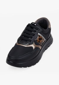 Zapatilla negra con un acabado de cuero texturizado, acentos metálicos en oro y plata, y un panel de estampado de leopardo en el lateral. Presenta cordones redondos.