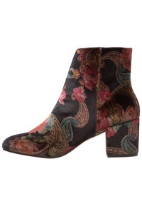 Floral enkellaars in zwarte stof met levendige roze en blauwe paisleypatronen, spitse neus en een stevige blokhak.