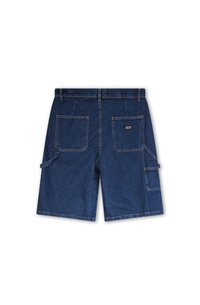 Denim cargo shorts i mørkeblå, med flere lommer, rett ben design og beltehemper. Bak-etiketten inkluderer merkenavn.