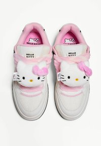 Białe trampki z różowymi akcentami; mają pluszowe głowy Hello Kitty na języku, siateczkową tkaninę oraz wzorzystą wkładkę z logo.