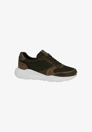 Bruine en zwarte mesh sneaker met suède accenten en dikke witte zool, van opzij getoond.