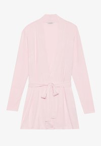 Ανοιχτό ροζ ρόμπα με μακριά μανίκια, σχεδίαση περιτυλίγματος, κλείσιμο με ζώνη στη μέση και μαλακή υφή. Απλή, μινιμαλιστική αισθητική.