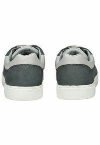 Šedé semišové tenisky s hladkou šedou koženou patou, bílou gumovou podešví a zaobleným designem. Obsahují kontrastní švy.
