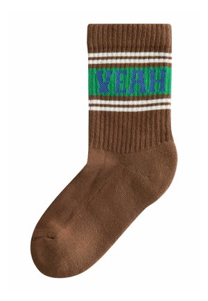 Braune gestrickte Socken mit blauer "YEAH"-Schrift und grünen Akzenten, versehen mit weißen Streifen am oberen Rand. Glatte Textur und knöchellanges Design.