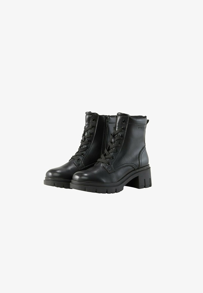 Stivaletti neri in pelle con tacco spesso, chiusura con lacci nella parte anteriore e cerniera laterale. Presentano una texture liscia e una suola in gomma resistente.