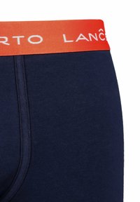 Granatowe bawełniane bokserki z jednolitą pomarańczową gumką w talii z białym napisem „Roberto Lancia”. Gładka struktura, dopasowany krój.