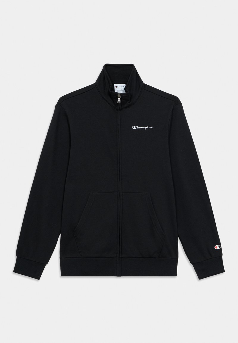 Μαύρο τζάκετ με φερμουάρ κατασκευασμένο από λείο ύφασμα, με ψηλό γιακά, δύο τσέπες μπροστά και μικρό λευκό λογότυπο στο αριστερό στήθος.