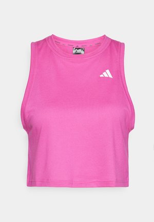 Crop top de sport rose fabriqué en tissu lisse et extensible. Il présente un col rond et un logo blanc sur la partie gauche de la poitrine.