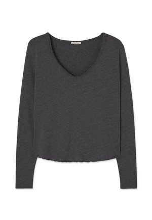 Tamnosiva duga majica s dugim rukavima i blago valovitim rubom na kroju te izrezom u obliku slova V s neobrađenim rubovima, položena ravno na bijeloj pozadini.