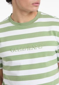 Guess Jeans STRIPED - Apdrukāts T-krekls - grün