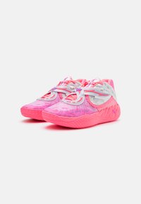 Pantofi sport roz aprins cu modele texturate, accente reflectorizante și șireturi elastice. Design ușor cu o talpă căptușită pentru confort.