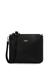 Černá syntetická crossbody taška s hladkým povrchem. Disponuje zlatým kováním a logem. Obsahuje nastavitelný popruh pro nošení.