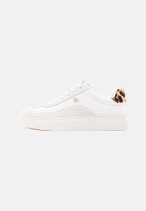 Biała niska sneaker z przodem na sznurówki, złotym logo "HUGO" po stronie i detalem w panterkę na pasku z tyłu.