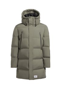 Podložena parka u maslinasto zelenoj boji s visokim ovratnikom i podesivom kapuljačom. Sadrži dva zippered džepa na prsima i logo patch na rubu.