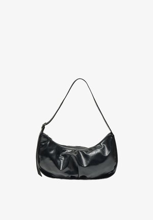 Sac bandoulière en cuir noir brillant avec une fermeture éclair incurvée sur le dessus et une seule sangle pour le porter.
