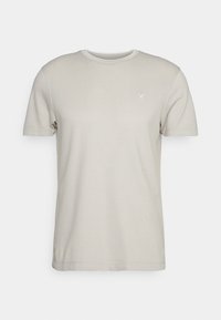 Jasnoszary bawełniany t-shirt z okrągłym dekoltem i krótkimi rękawami. Posiada delikatny wzór teksturowy oraz małe logo na lewym piersiu.