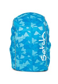 Blauer Rucksack mit geometrischem Muster in verschiedenen Blautönen. Besitzt ein auffälliges weißes Logo, eine glatte Textur und eine runde Form.