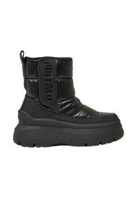 Botas de tobillo acolchadas negras con suela gruesa y texturizada. Presentan un logo lateral prominente y una lengüeta para facilitar su uso. Acabado suave y brillante.