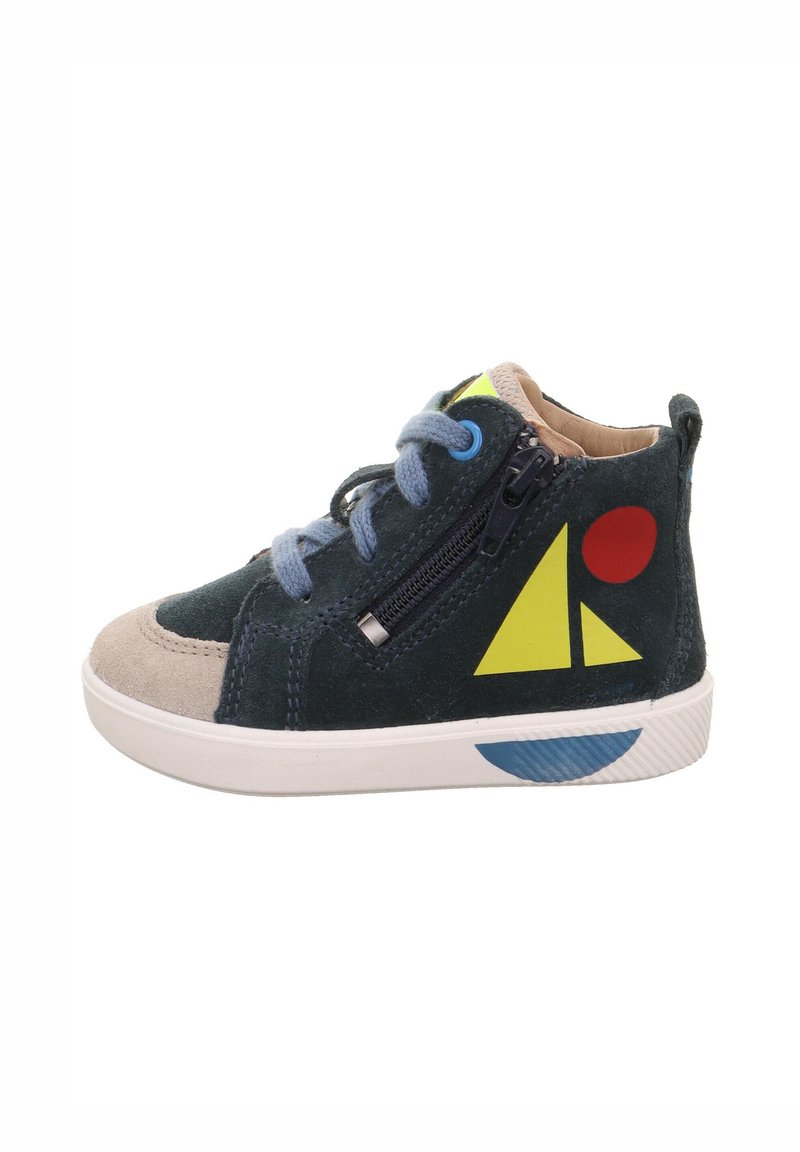 Hochschuh-Sneaker für Kinder aus dunkelgrüner Wildleder. Mit gelben und roten geometrischen Akzenten, hellblauen Schnürsenkeln und einer weißen Sohle.